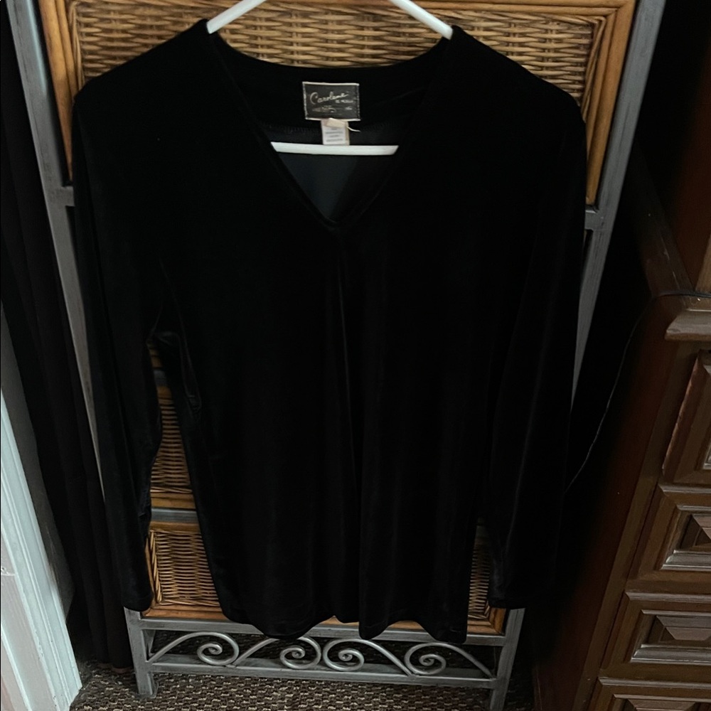 Carolene de Mesilla Black Velvet V-Neck Top - Sleek Long Sleeve Vintage